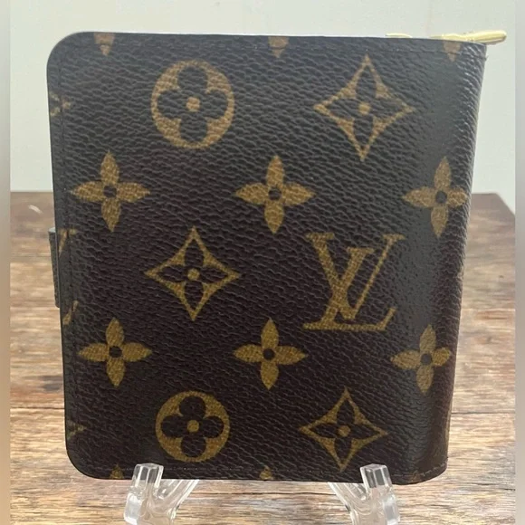 Authentic Louis Vuitton “Groom Portefeuille” monogram canvas compact wallet - Picture 2 of 9